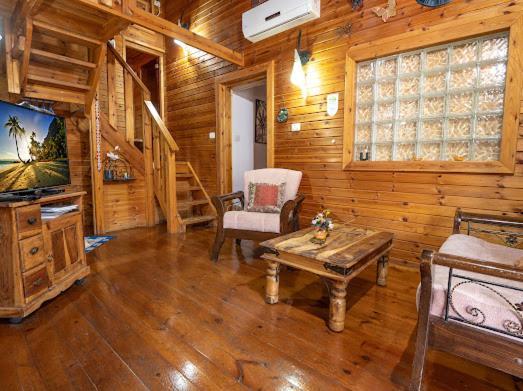Lodge Hadas - *
